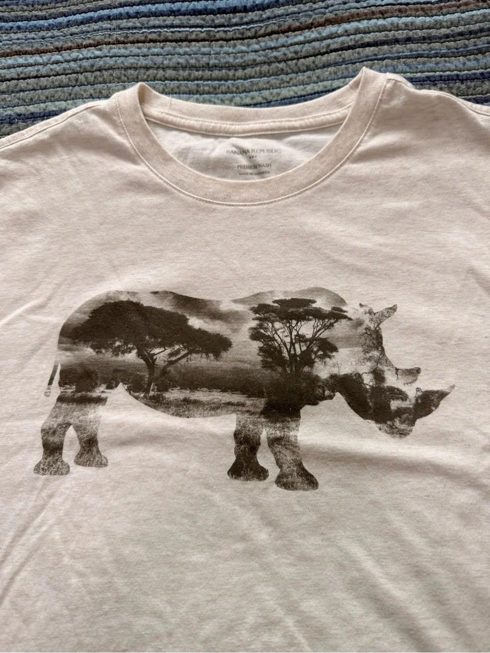 Banana Republic cream Short Sleeve Rhino Graphic Tee